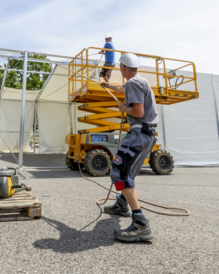Montage eines Industriezeltes