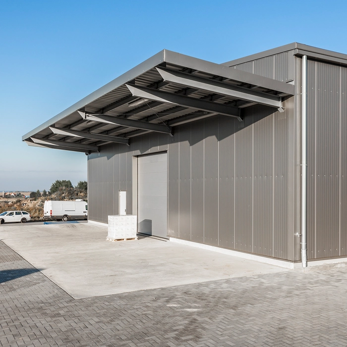 Speditionshalle mit Vordach