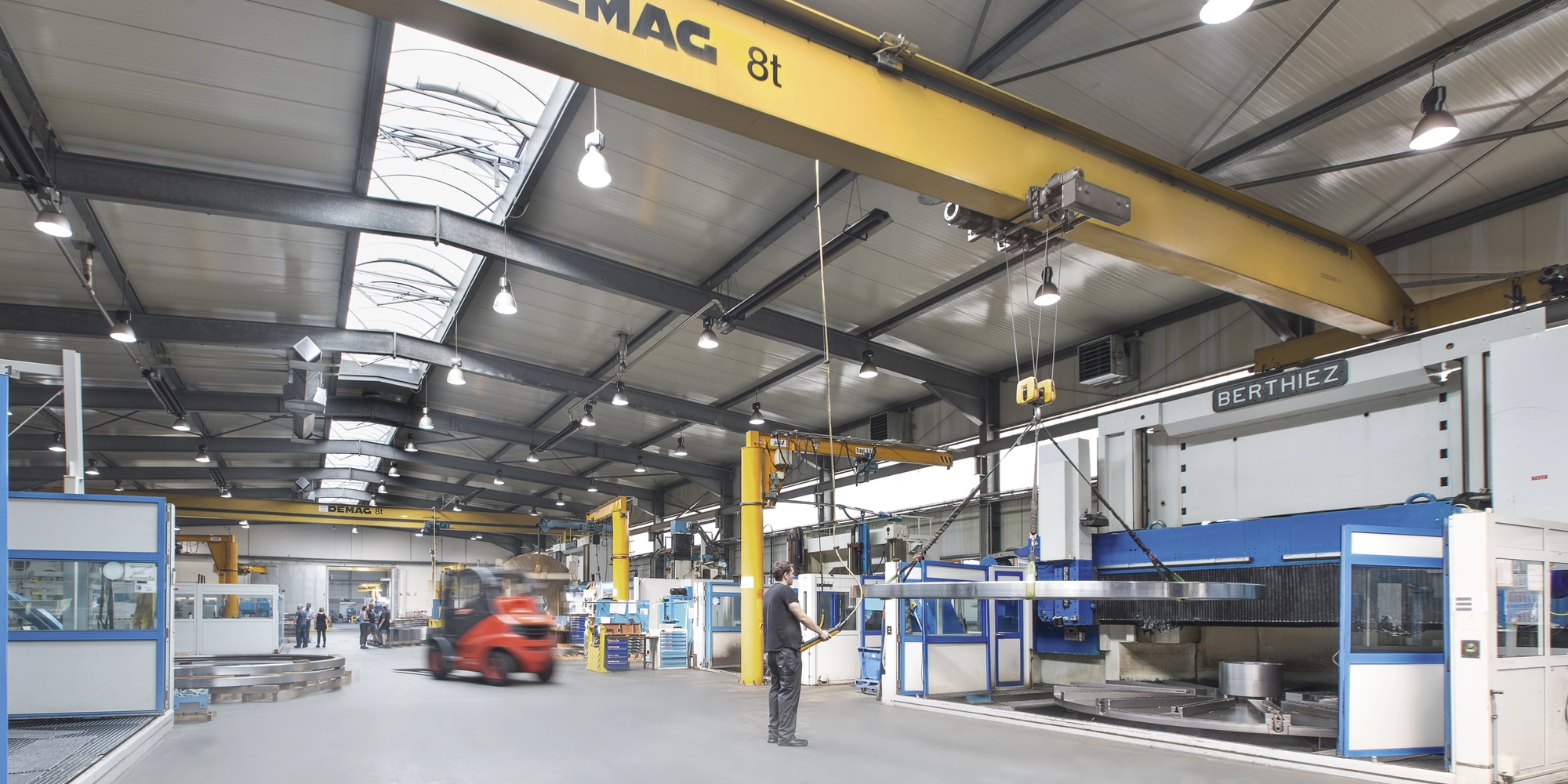 Produktionshalle mit Hallenkran
