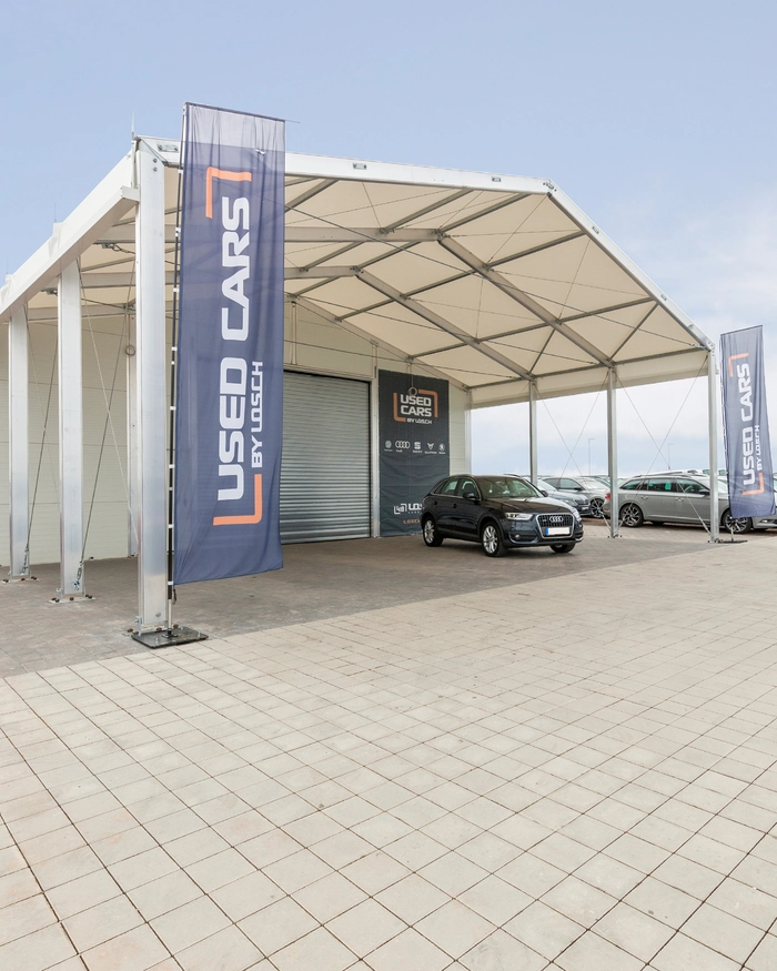 Leichtbauhalle mit großem Vordach