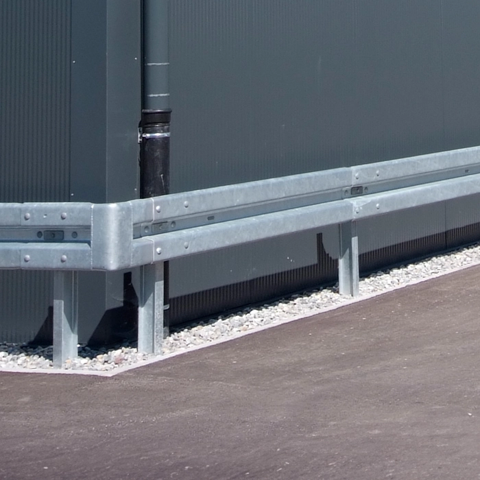 Schutzplanke an Stahlhalle